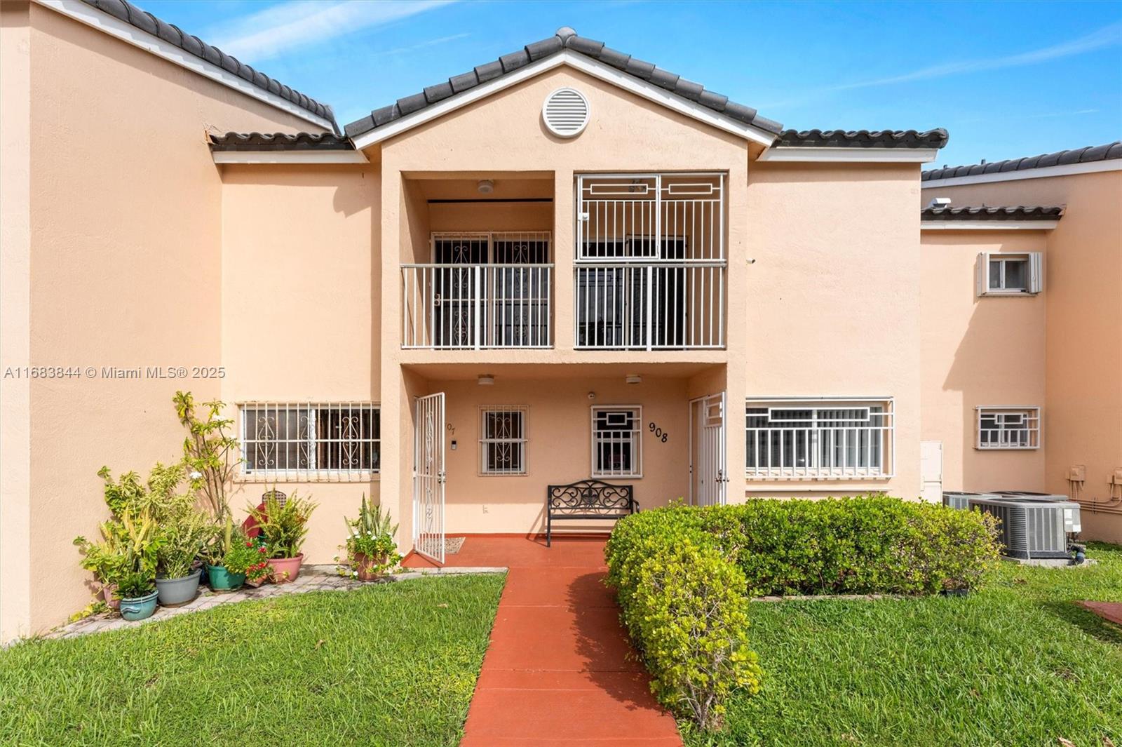 2650 NW 28th St #908-9,Miami, FL 33142