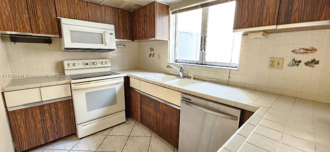 4281 W 10th Ct,Hialeah, FL 33012