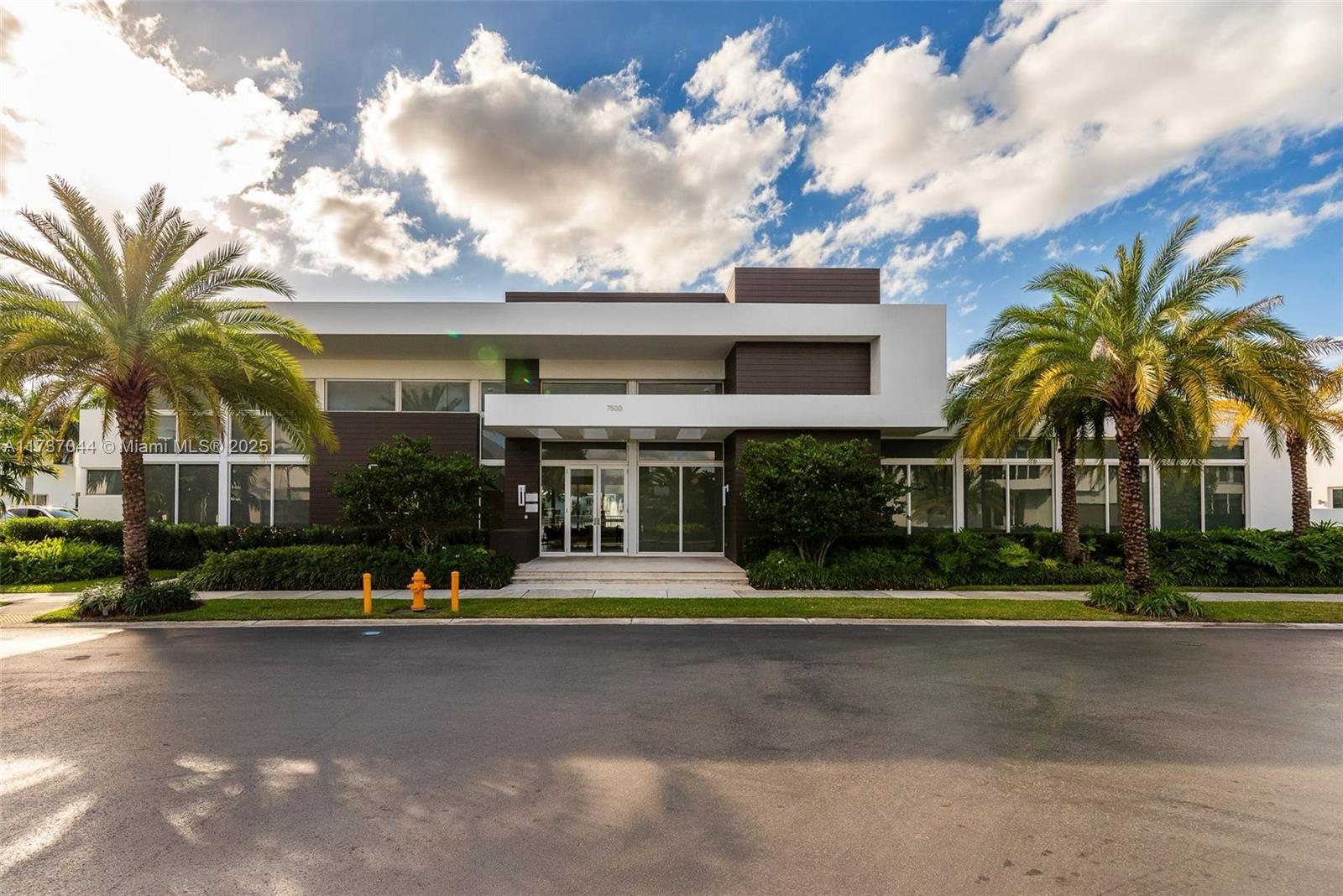 10220 NW 74th Ter Doral, FL 33178