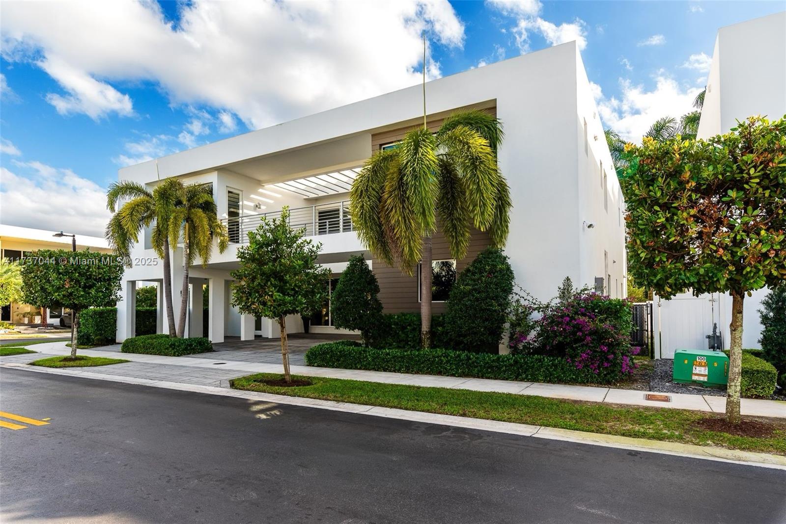 10220 NW 74th Ter Doral, FL 33178