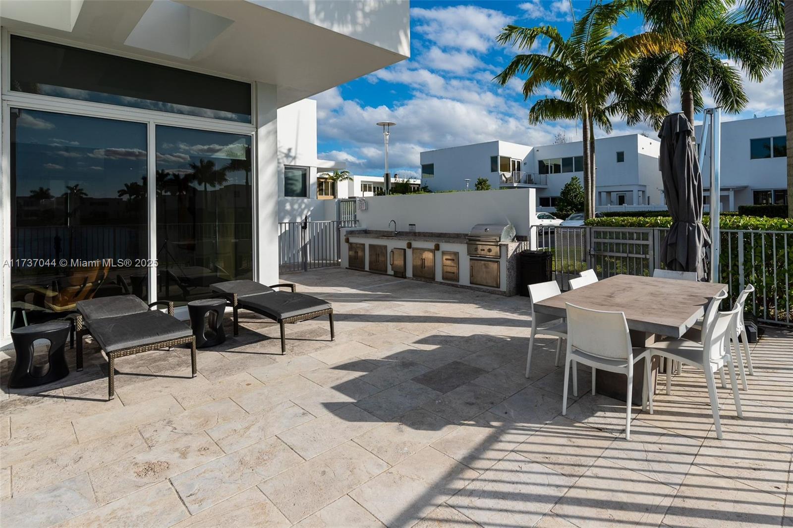 10220 NW 74th Ter Doral, FL 33178