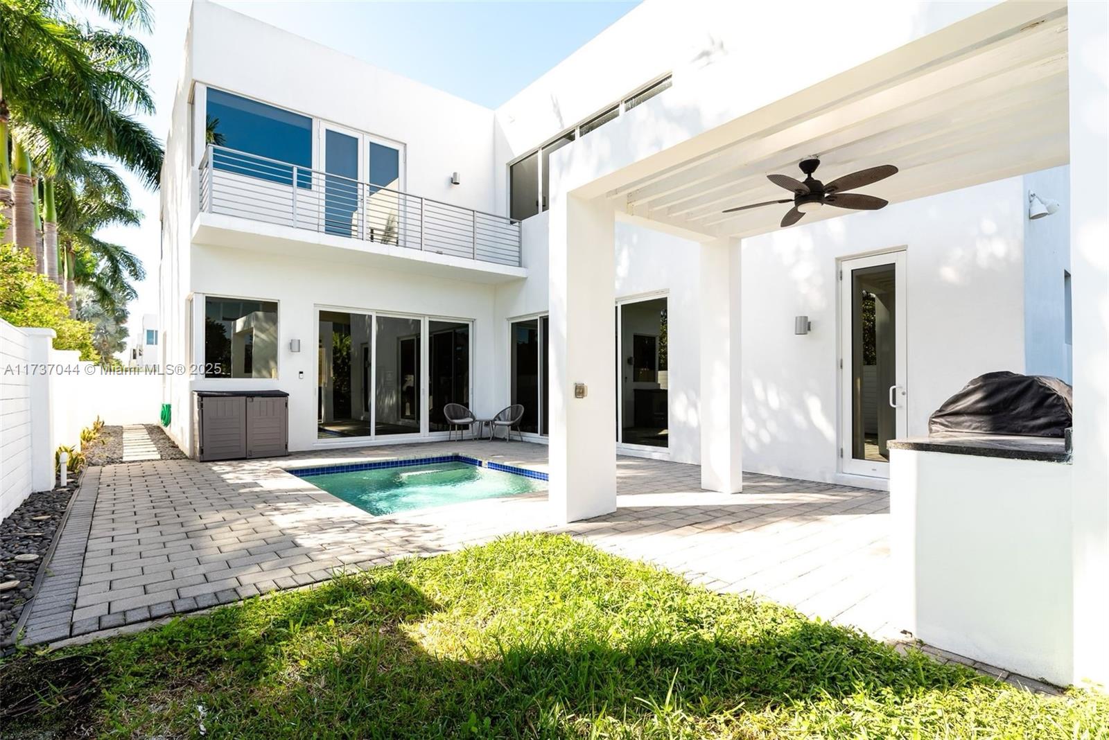 10220 NW 74th Ter Doral, FL 33178