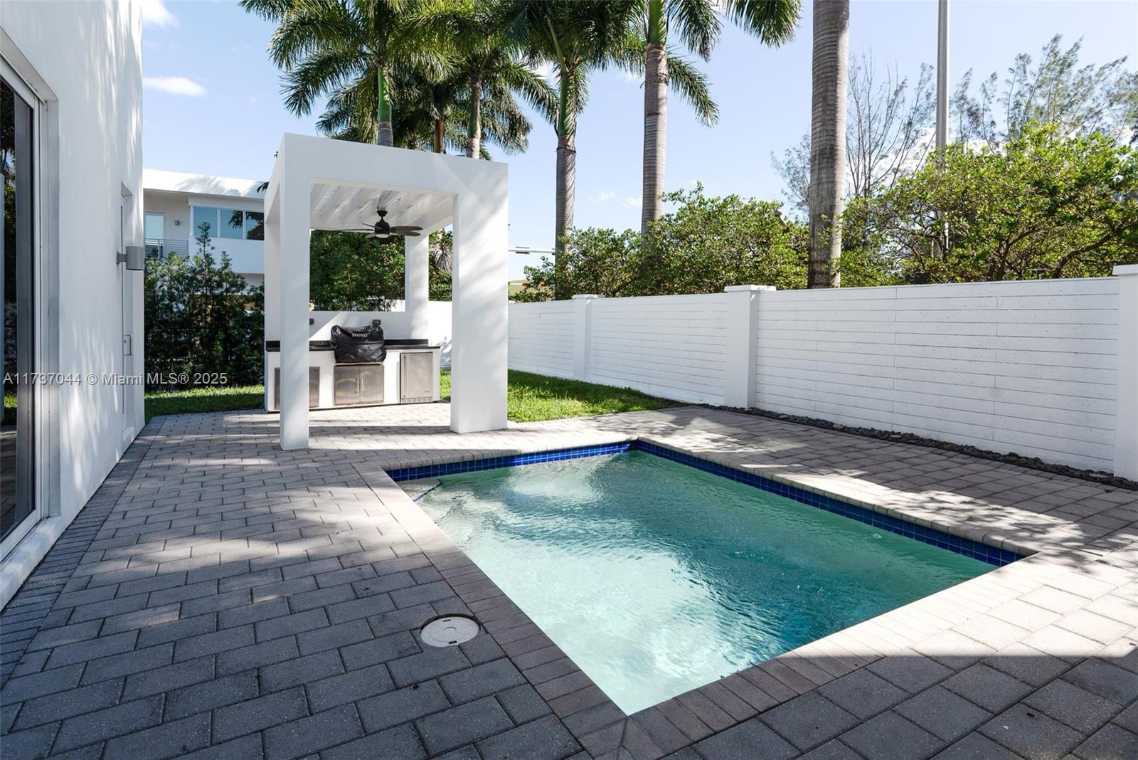 10220 NW 74th Ter Doral, FL 33178