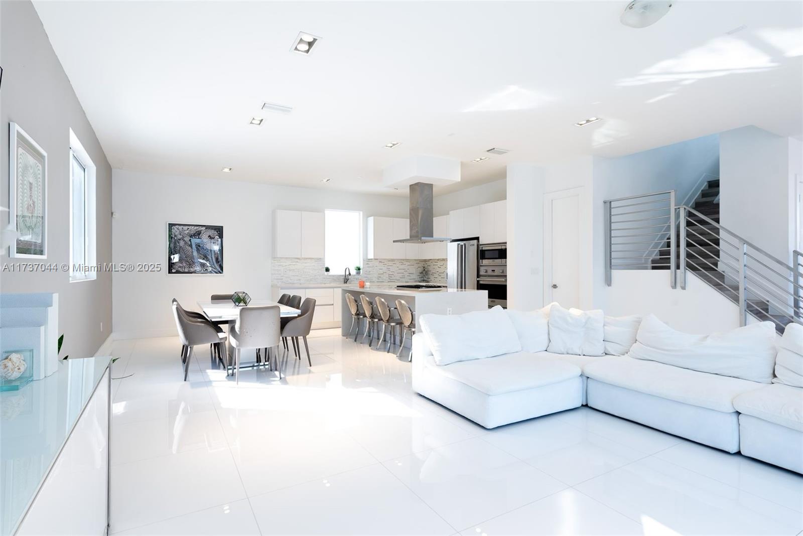 10220 NW 74th Ter Doral, FL 33178