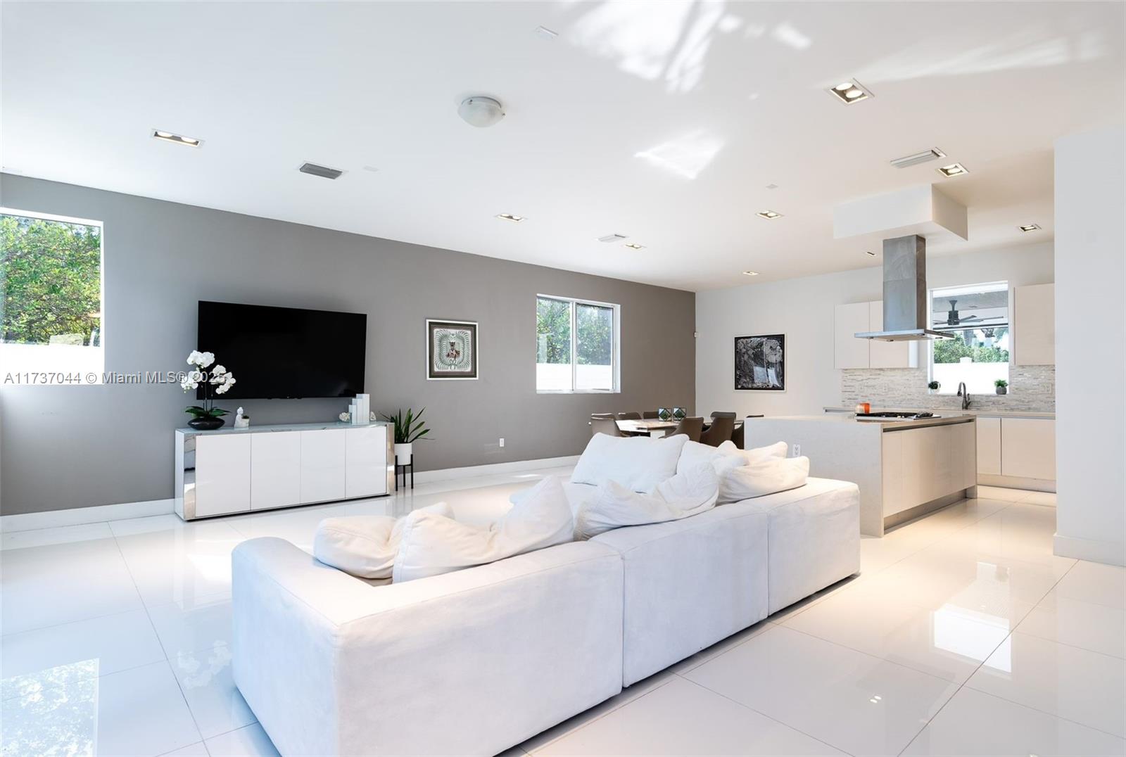 10220 NW 74th Ter Doral, FL 33178