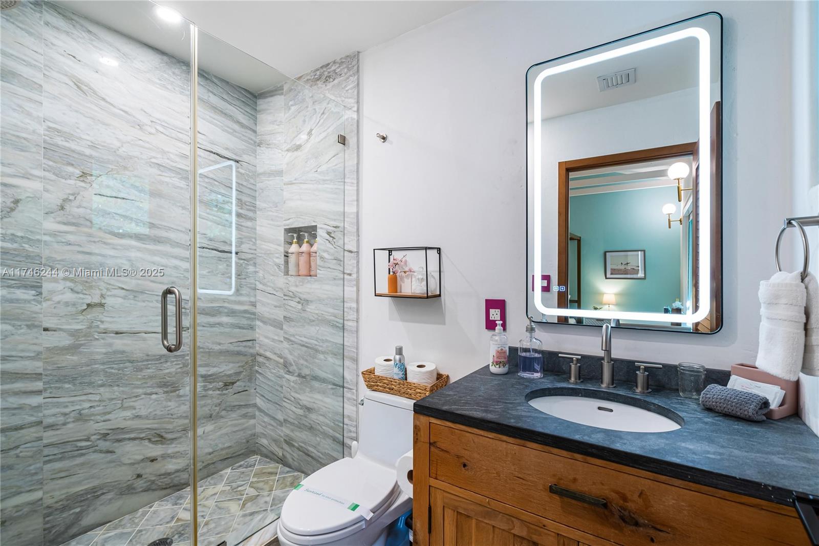 524 Oleander Dr Hallandale Beach, FL 33009