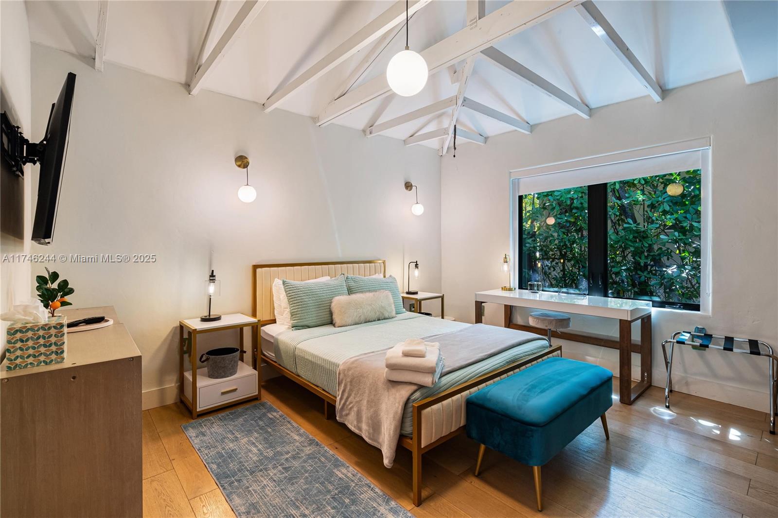 524 Oleander Dr Hallandale Beach, FL 33009