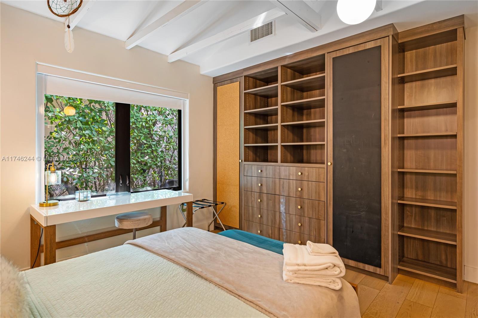 524 Oleander Dr Hallandale Beach, FL 33009