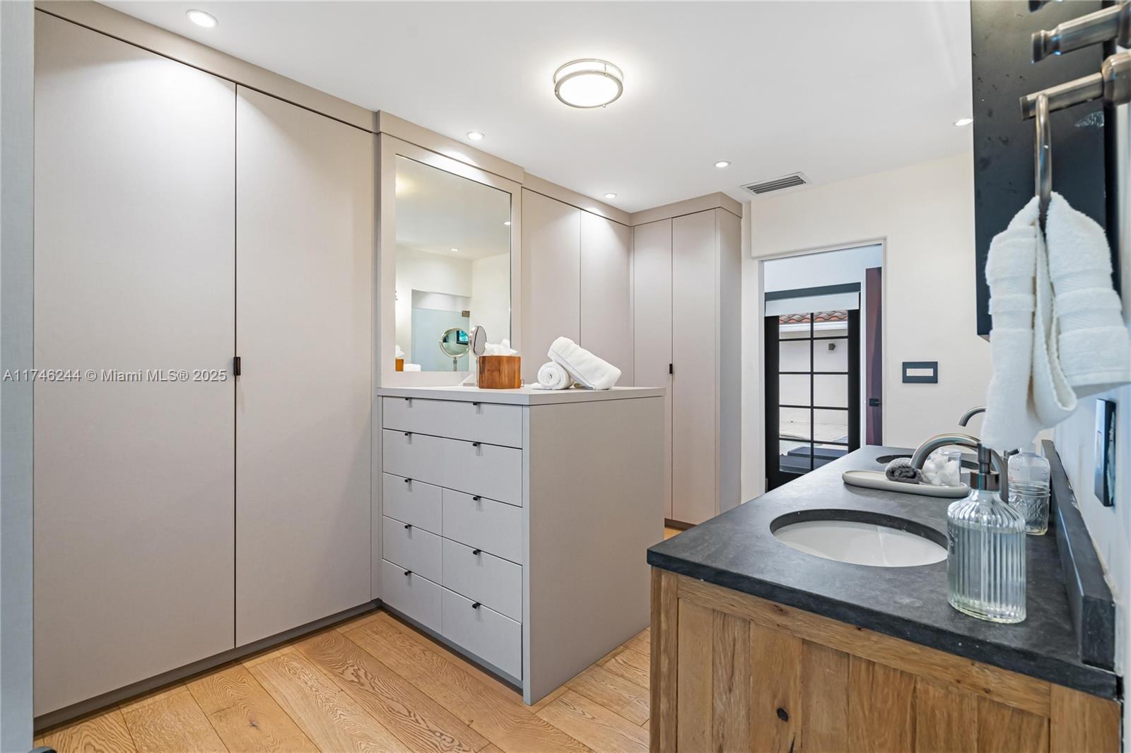 524 Oleander Dr Hallandale Beach, FL 33009