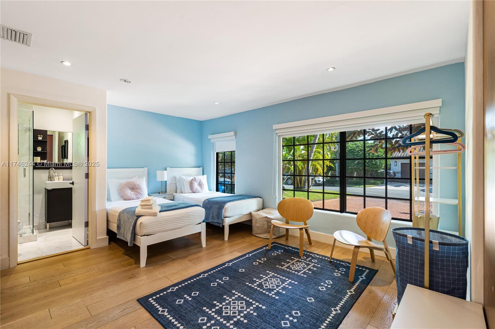 524 Oleander Dr Hallandale Beach, FL 33009