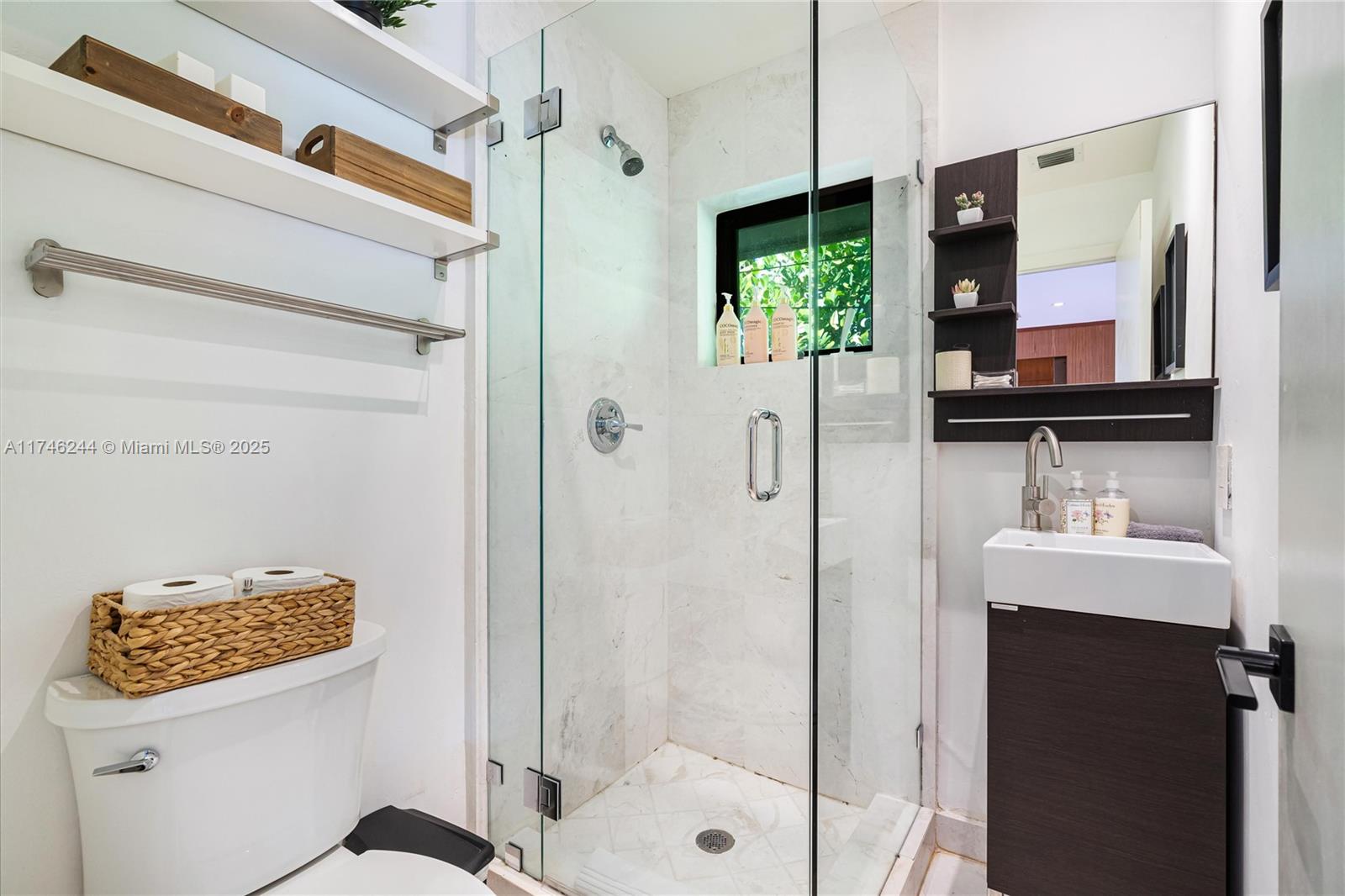 524 Oleander Dr Hallandale Beach, FL 33009