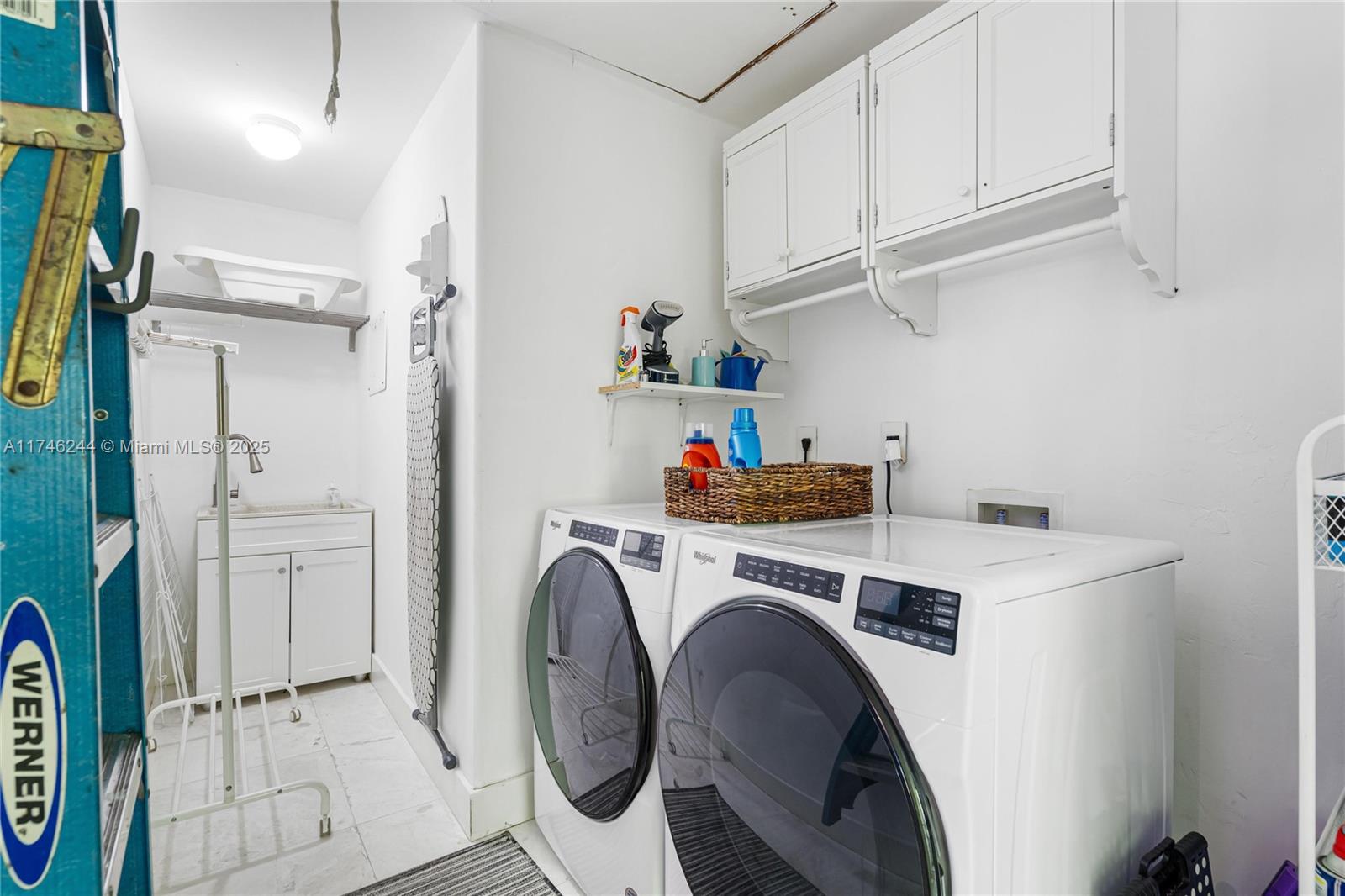 524 Oleander Dr Hallandale Beach, FL 33009