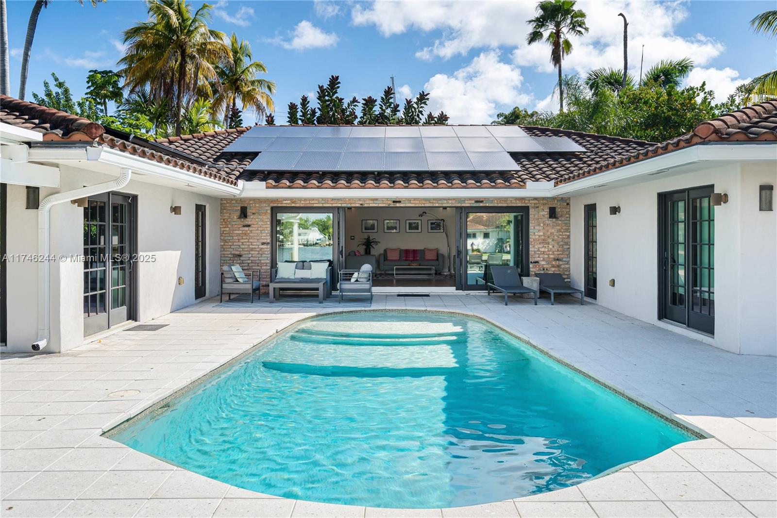 524 Oleander Dr Hallandale Beach, FL 33009