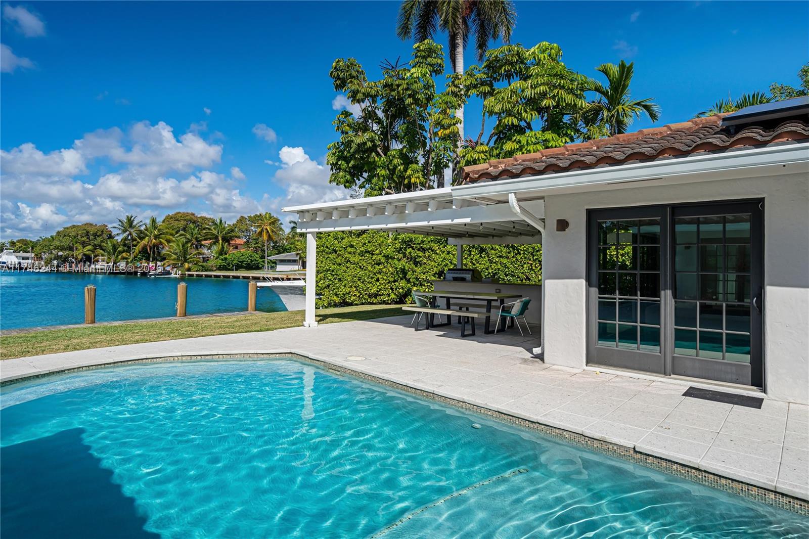 524 Oleander Dr Hallandale Beach, FL 33009