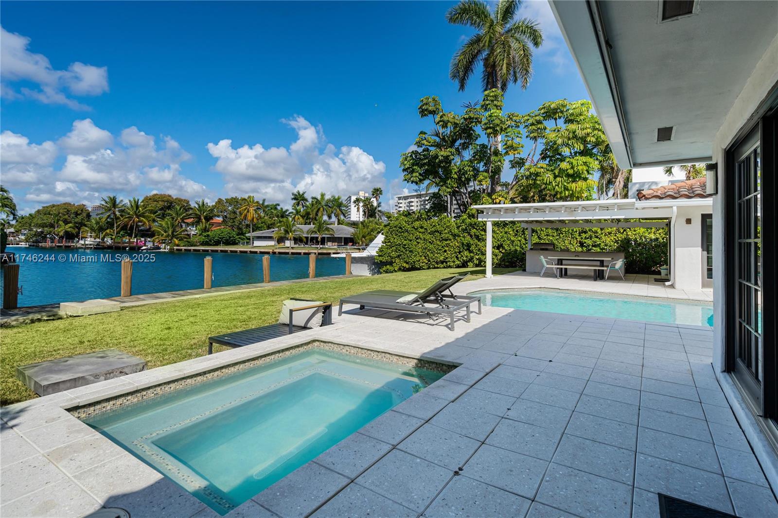 524 Oleander Dr Hallandale Beach, FL 33009