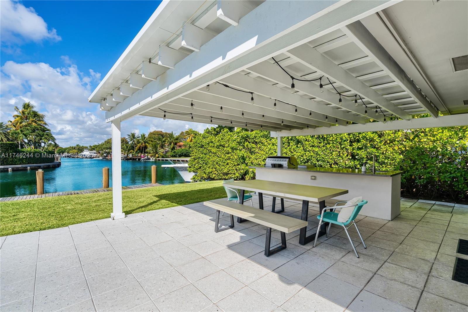 524 Oleander Dr Hallandale Beach, FL 33009