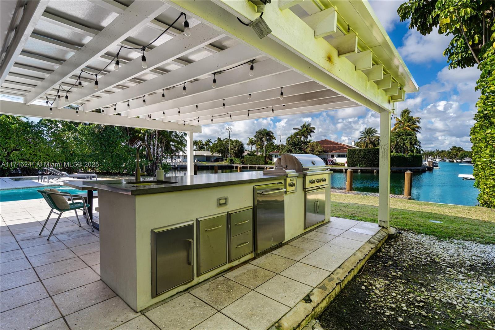 524 Oleander Dr Hallandale Beach, FL 33009