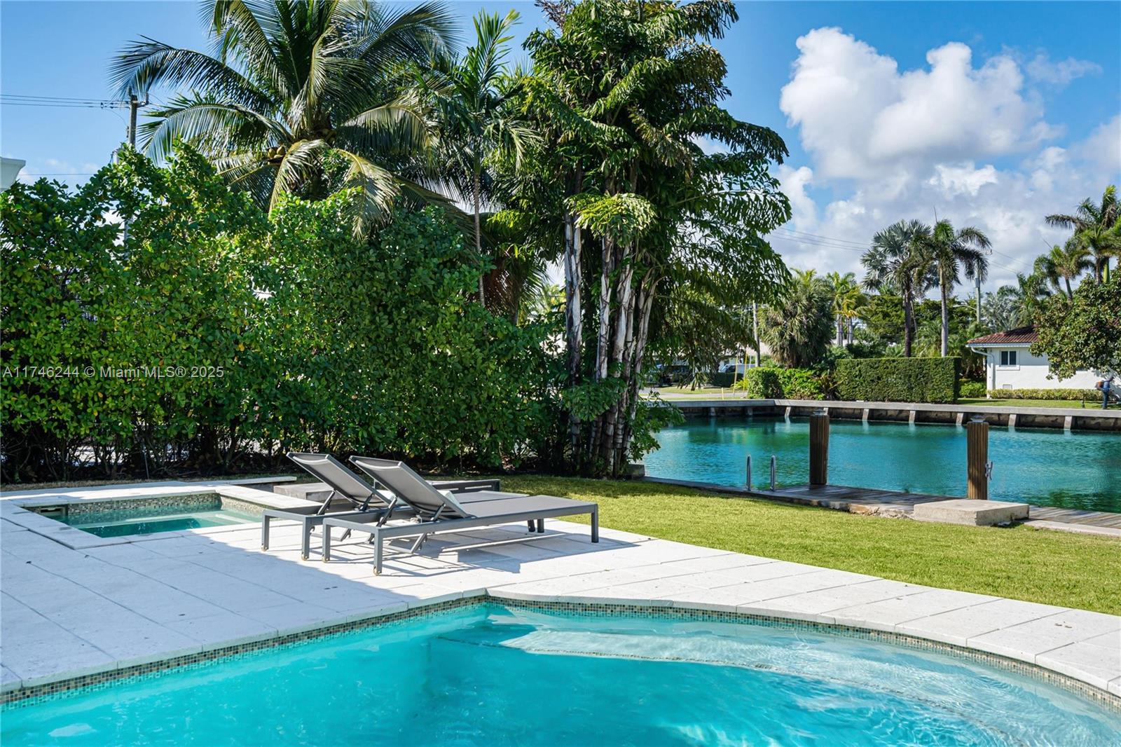 524 Oleander Dr Hallandale Beach, FL 33009