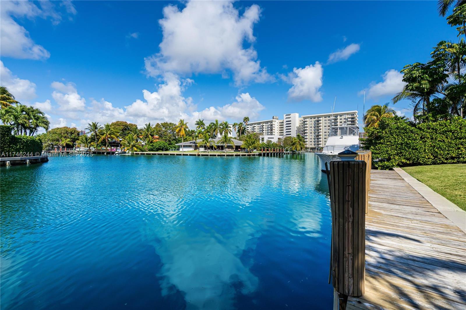 524 Oleander Dr Hallandale Beach, FL 33009