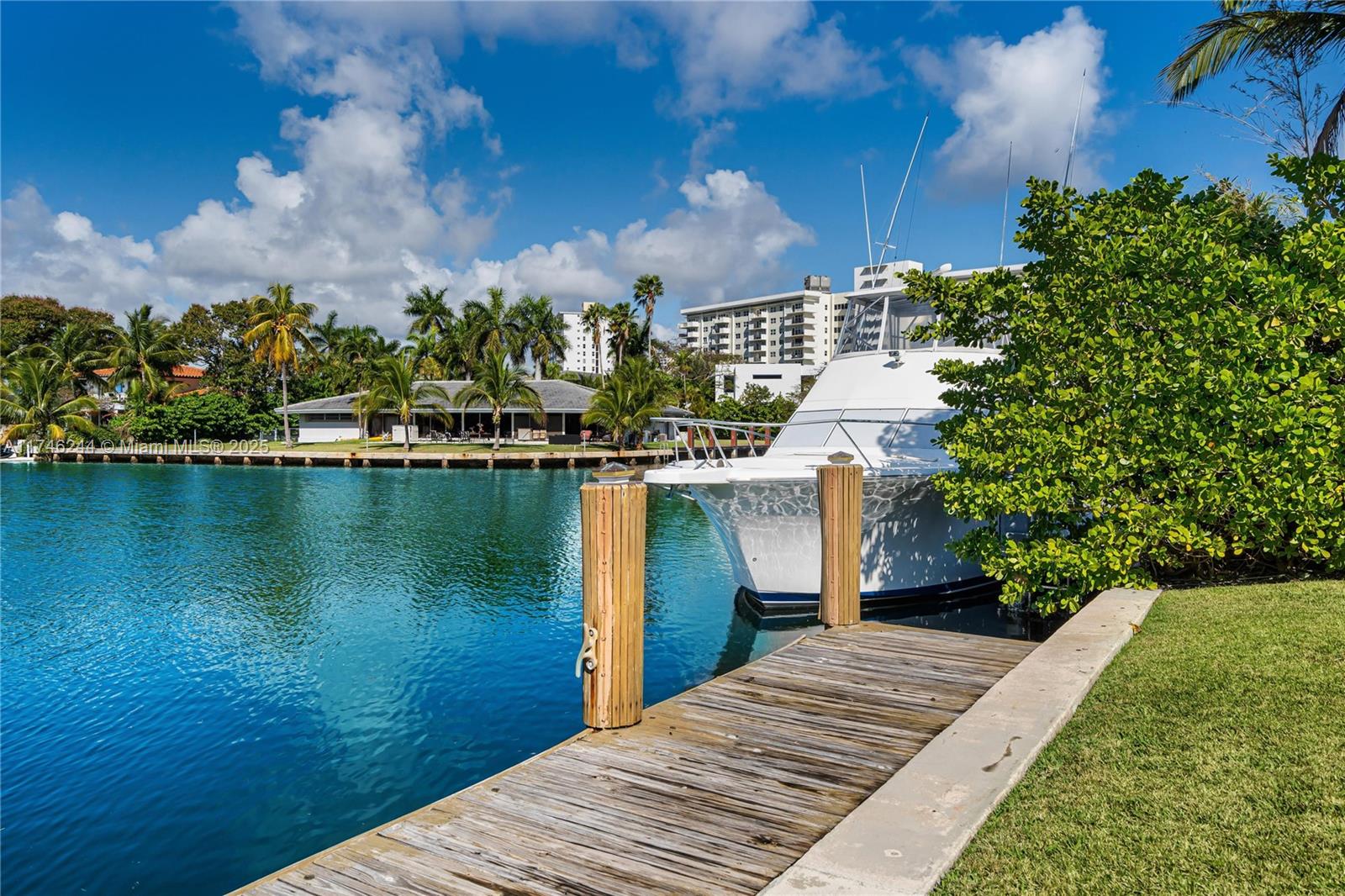 524 Oleander Dr Hallandale Beach, FL 33009