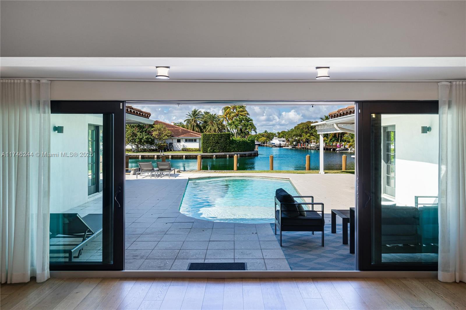 524 Oleander Dr Hallandale Beach, FL 33009