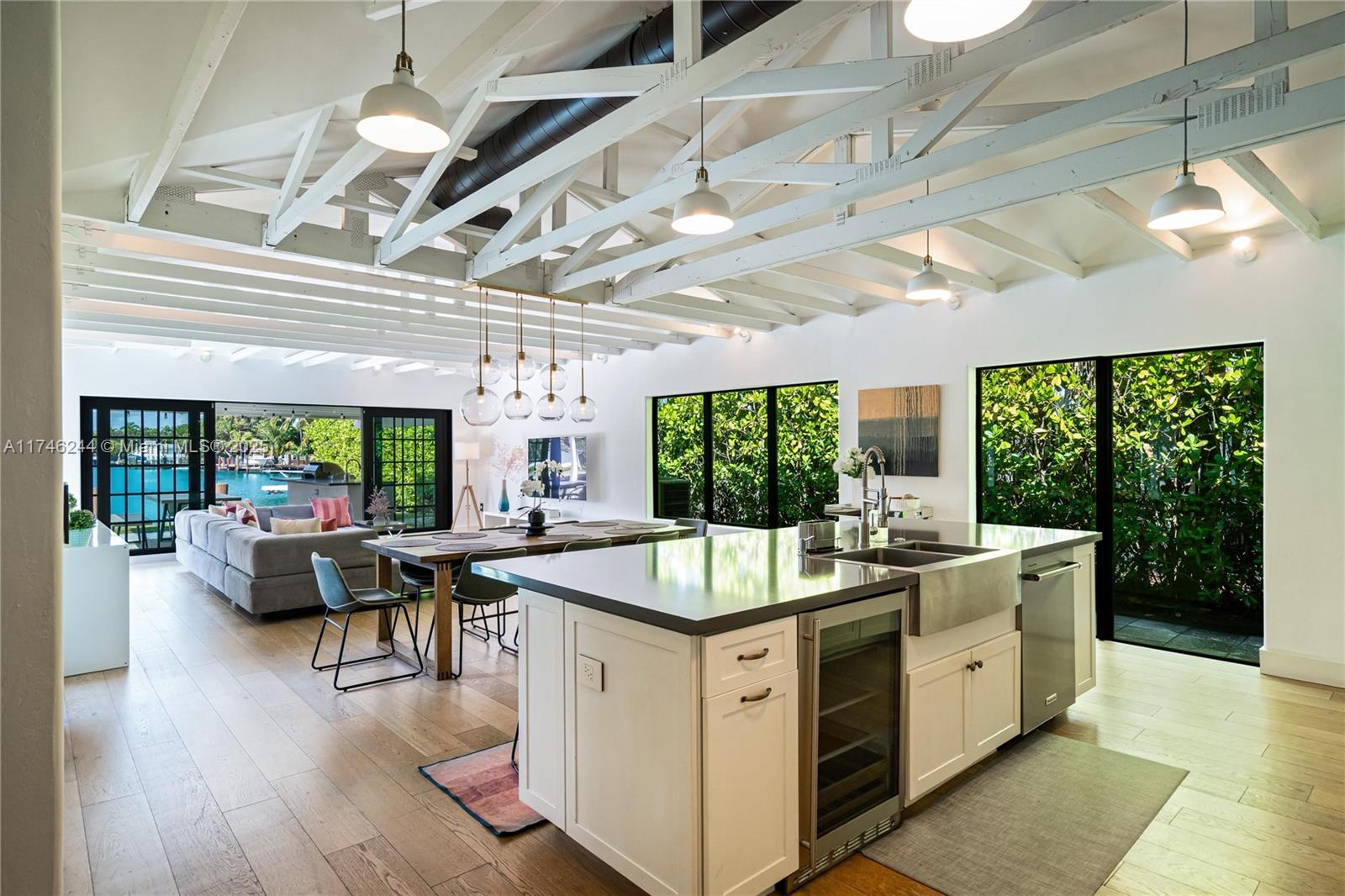 524 Oleander Dr Hallandale Beach, FL 33009