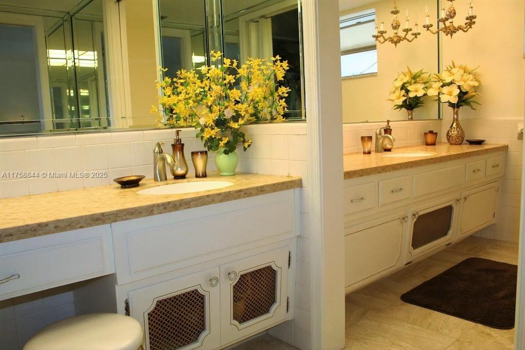 1933 Twin Dolphin Ln Fort Lauderdale, FL 33316