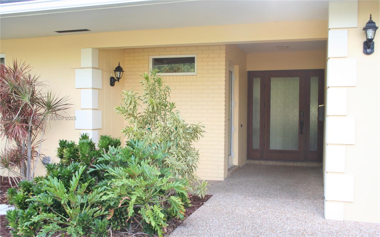 1933 Twin Dolphin Ln Fort Lauderdale, FL 33316