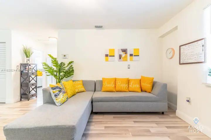 43 NW 41st St Miami, FL 33127