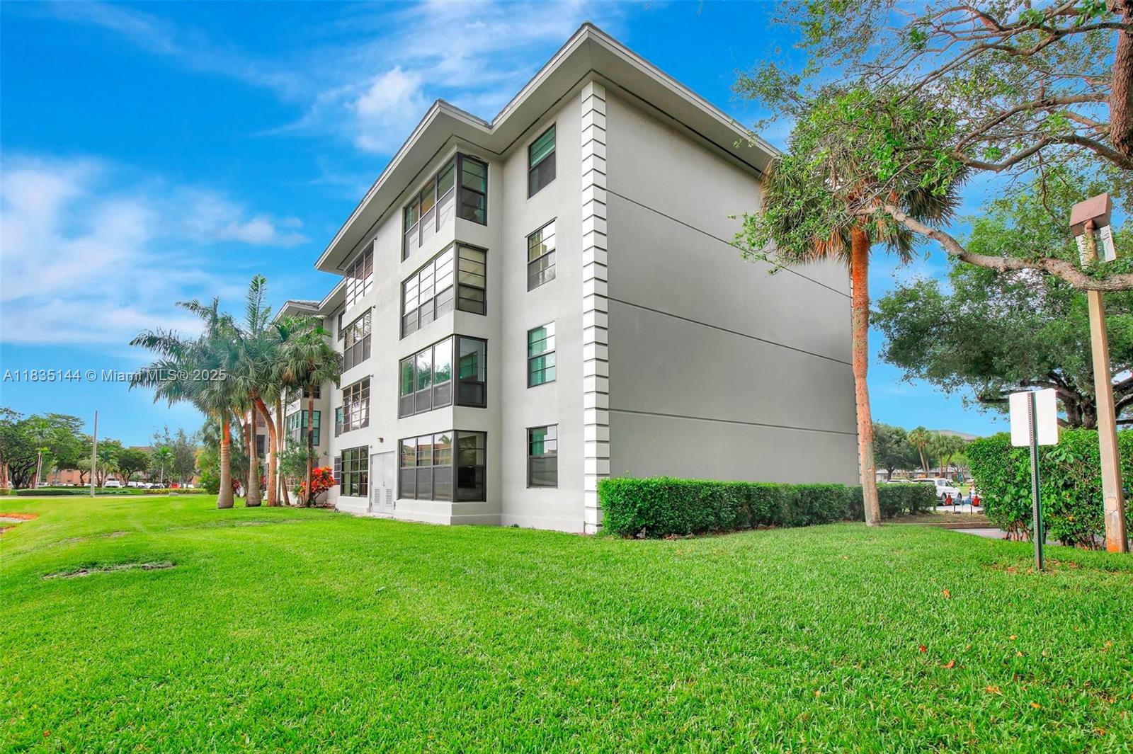 1532 Whitehall Dr #202