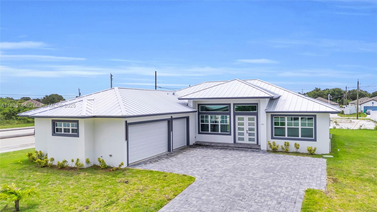 121 SW Sea Lion Rd