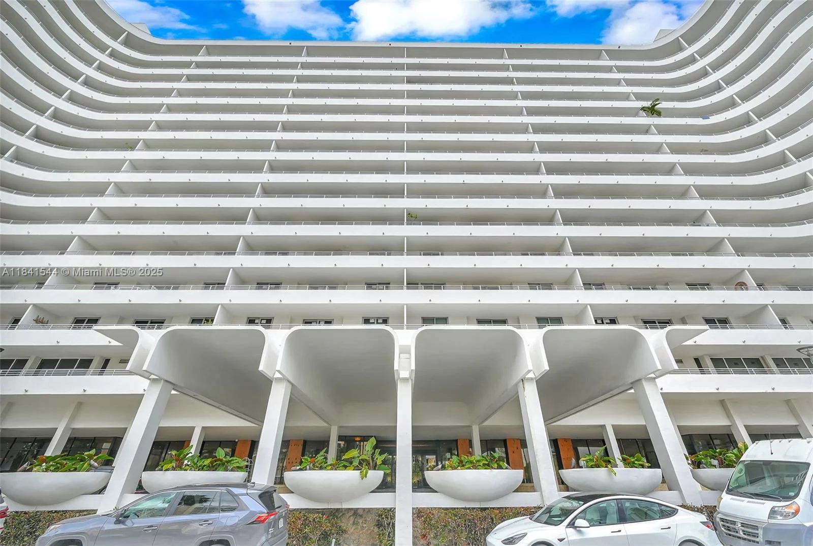 5555 Collins Ave #17A