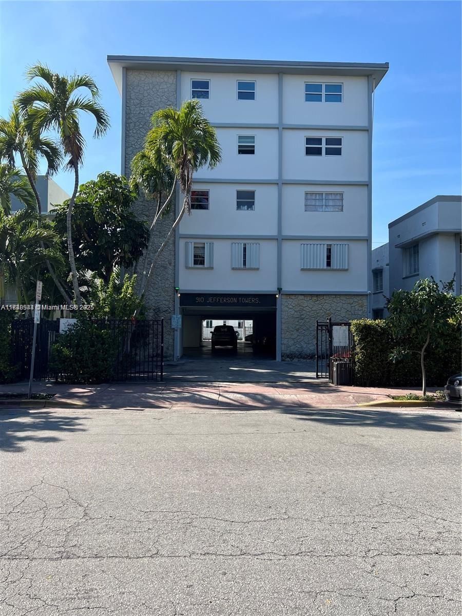 910 Jefferson Ave #2D