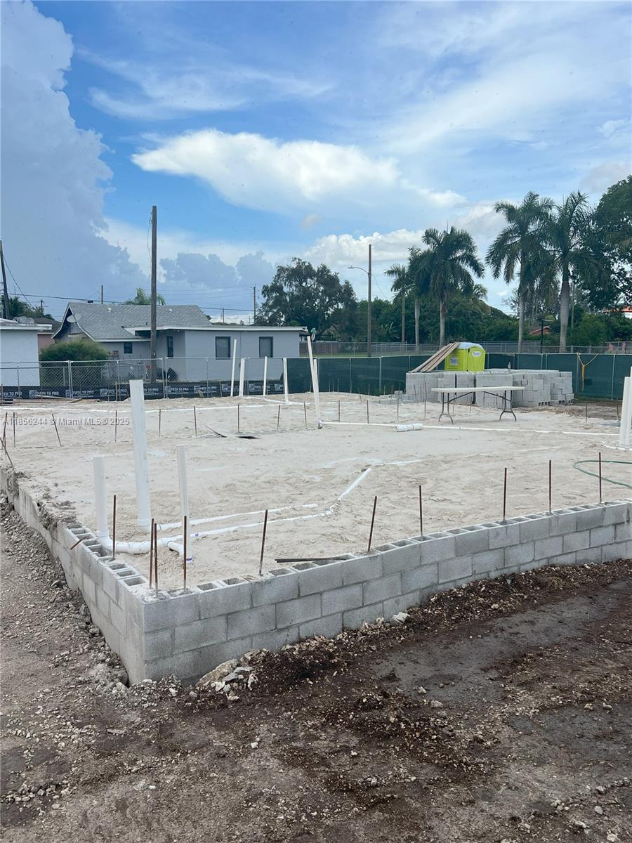 564 NW 12th St Florida City, FL 33034