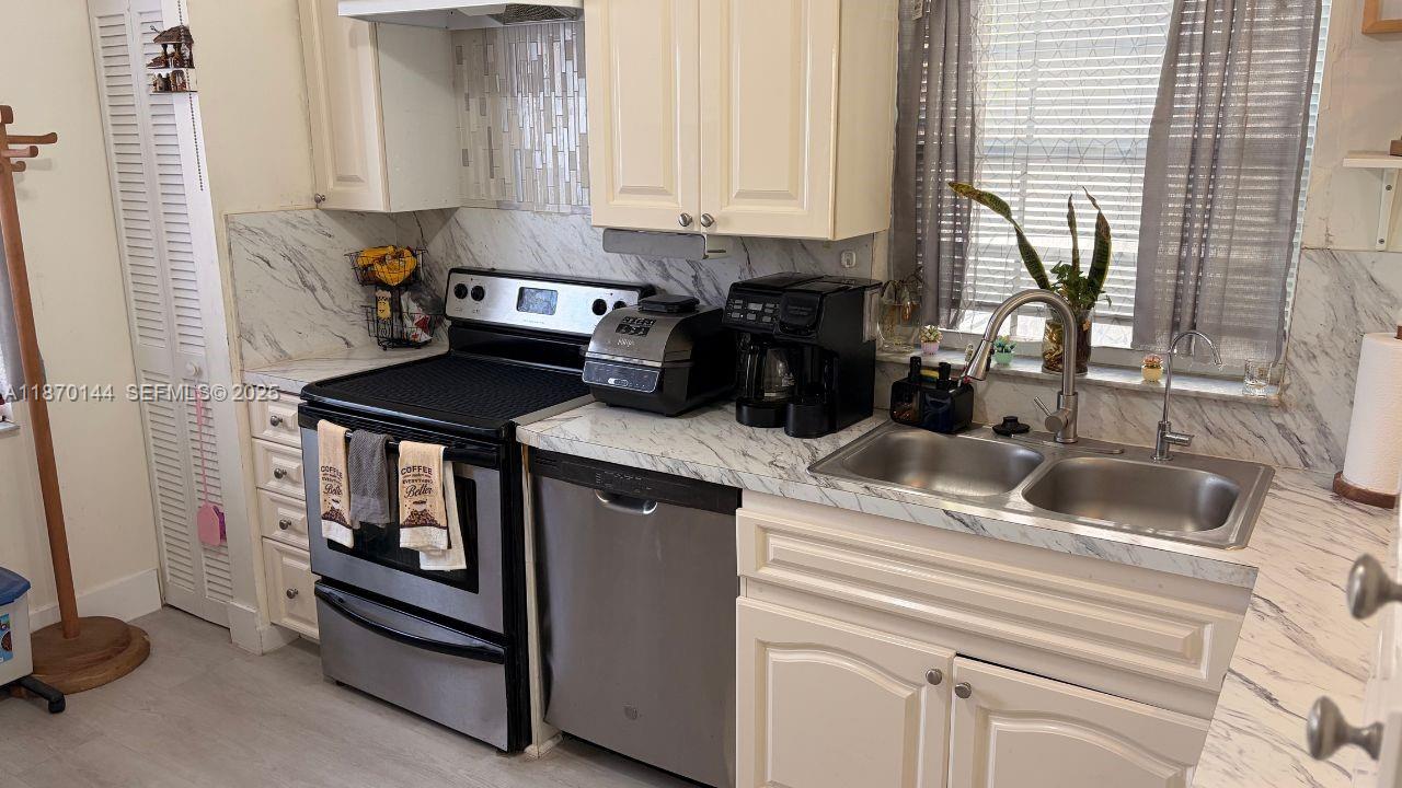 965 SW 180th Ter Pembroke Pines, FL 33029