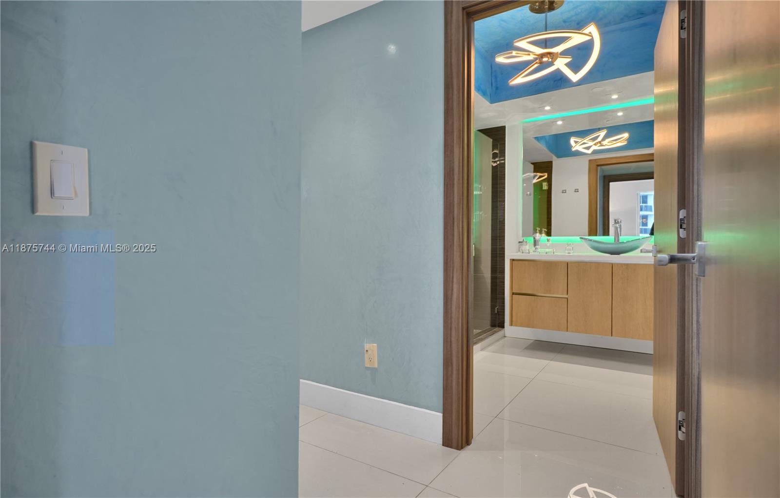 image Blue Diamond25