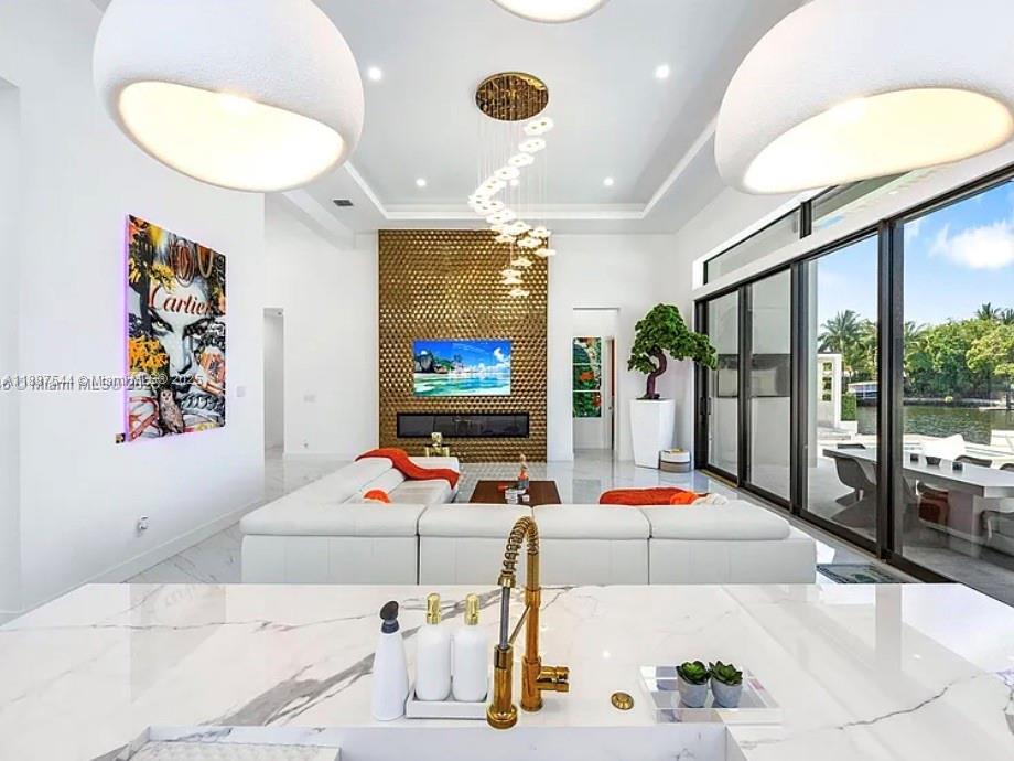 2225 NE 19th St Fort Lauderdale, FL 33305