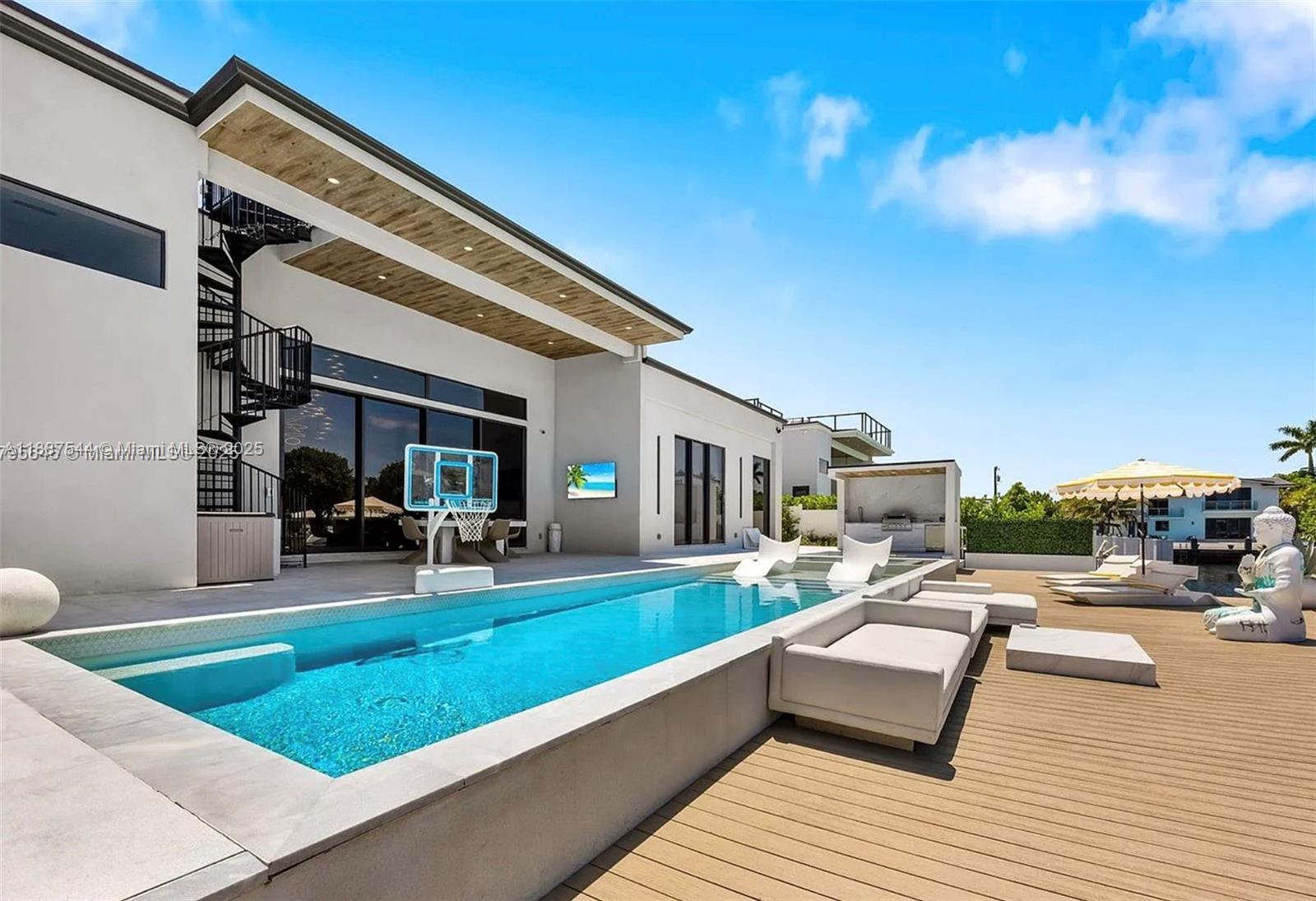 2225 NE 19th St Fort Lauderdale, FL 33305