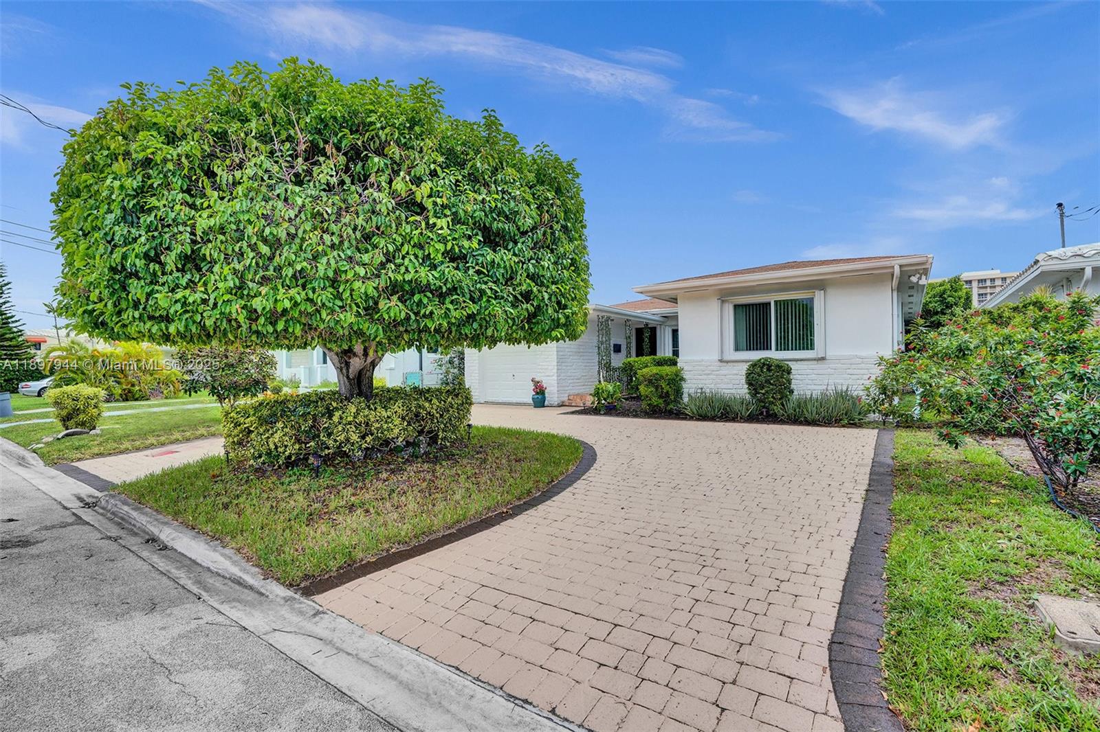 8851 Byron Ave Surfside, FL 33154