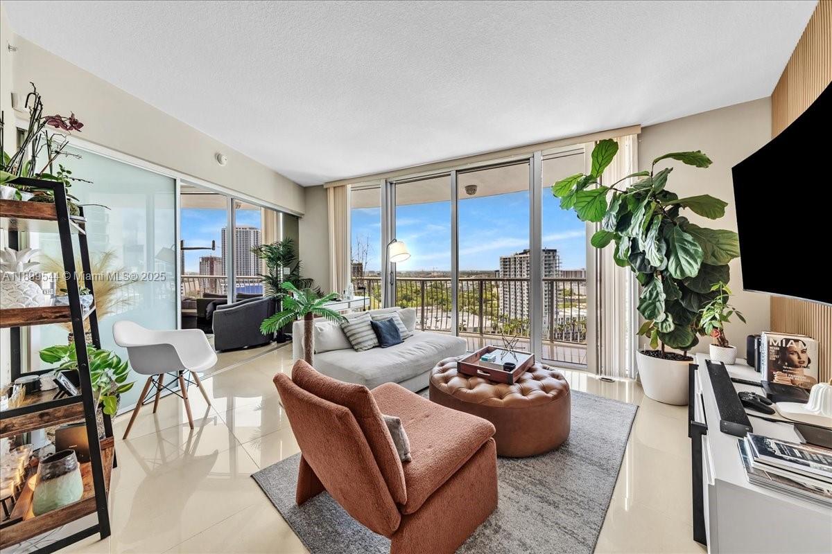 1750 N Bayshore Dr #2015