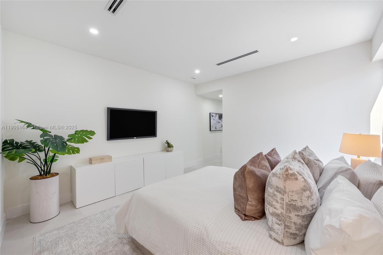 2127 SW 11th Ter Miami, FL 33135