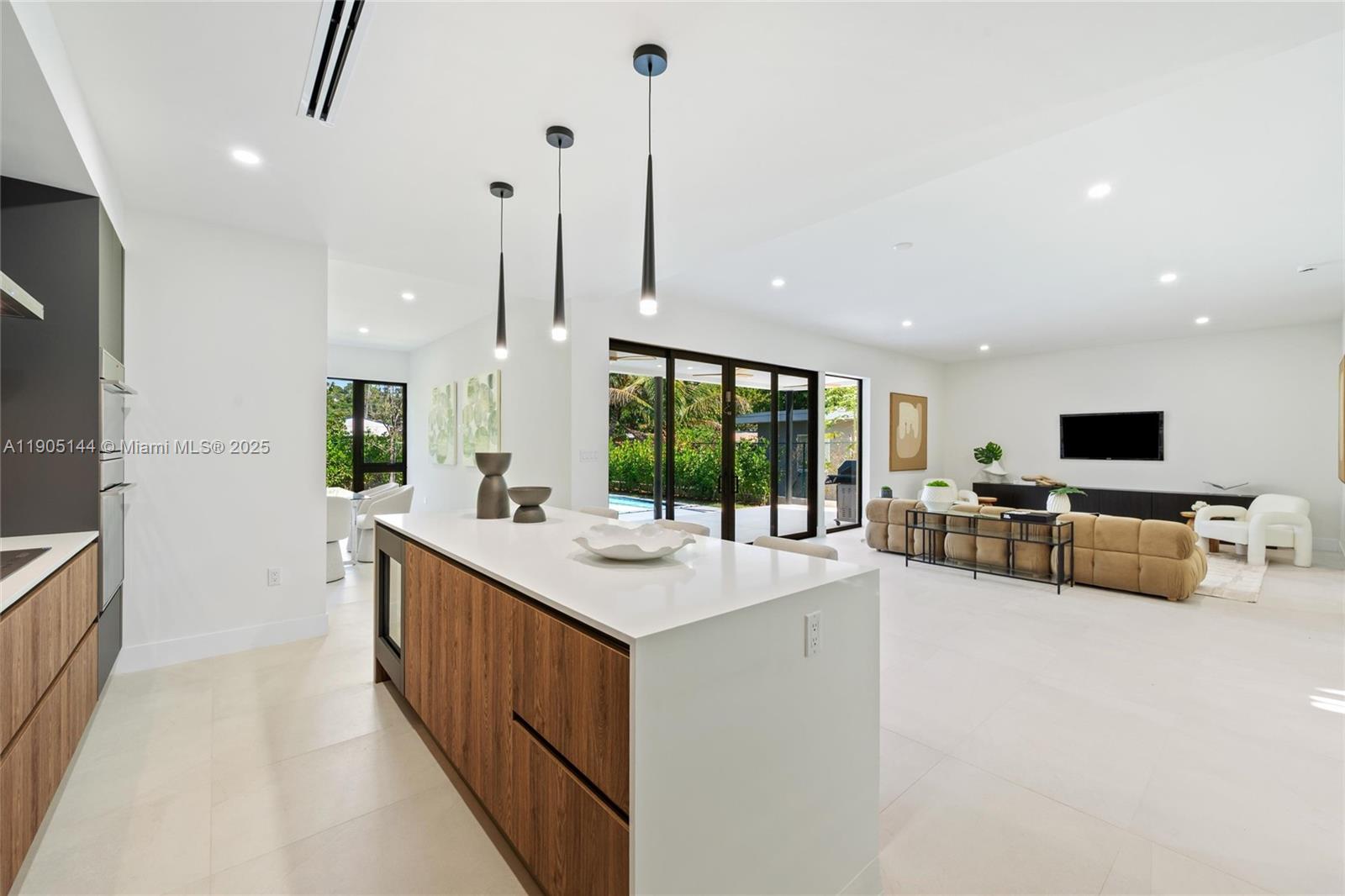 2127 SW 11th Ter Miami, FL 33135