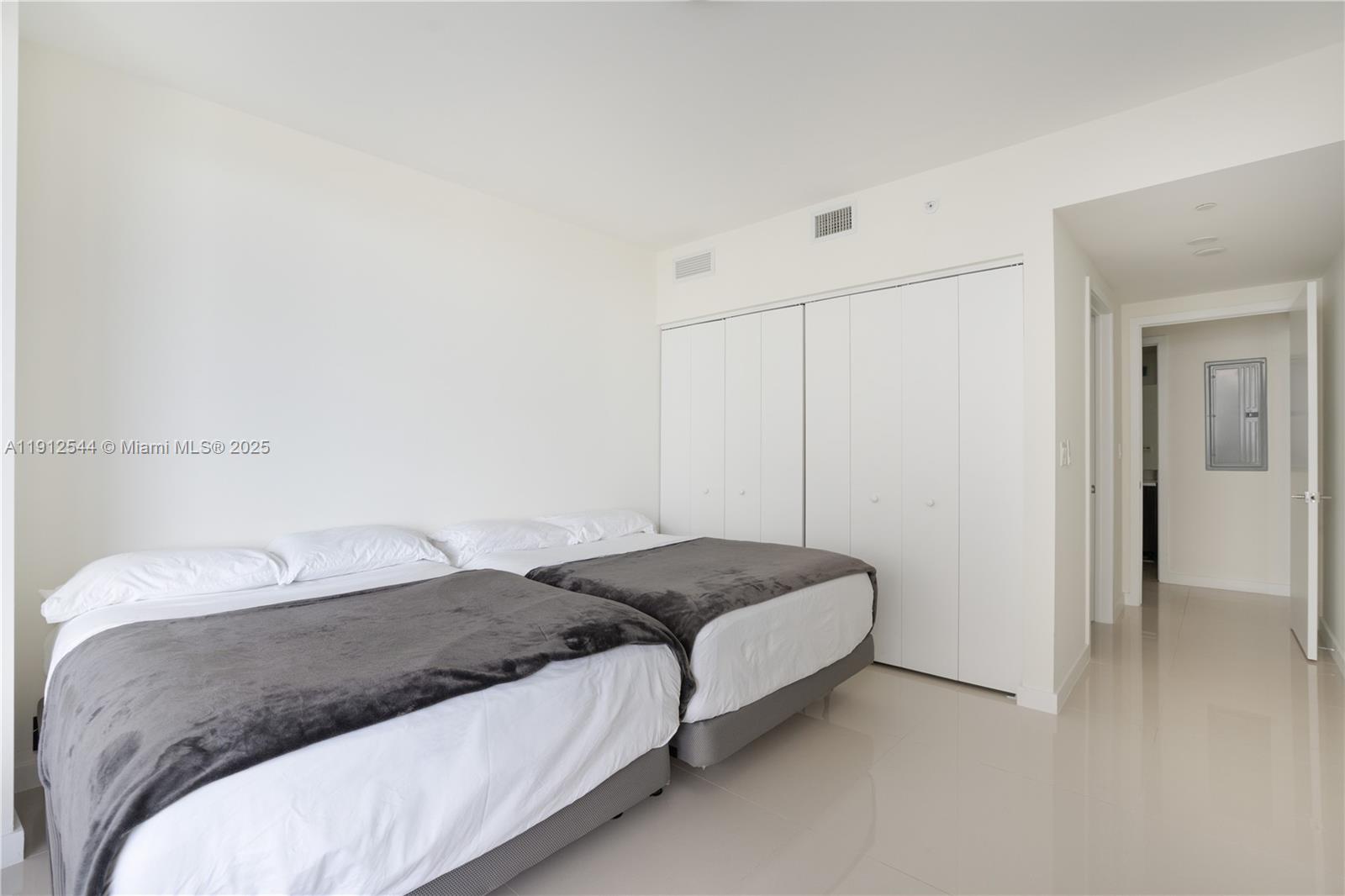 image Aria On The Bay Condo14