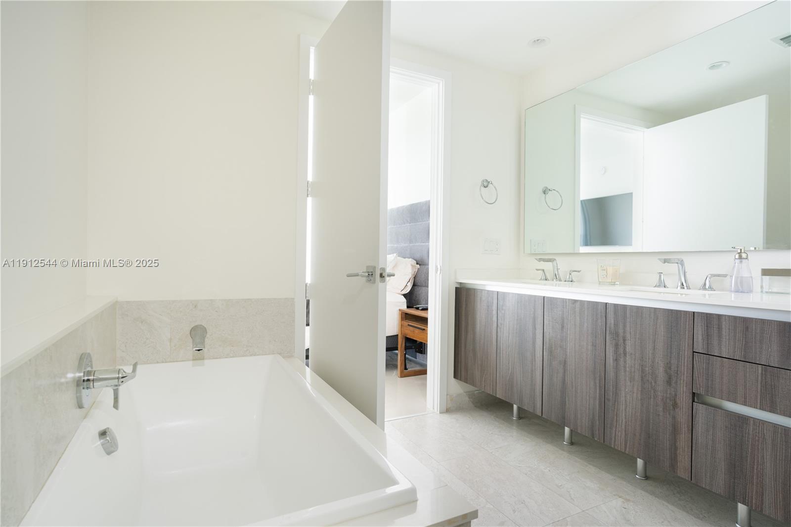 image Aria On The Bay Condo20