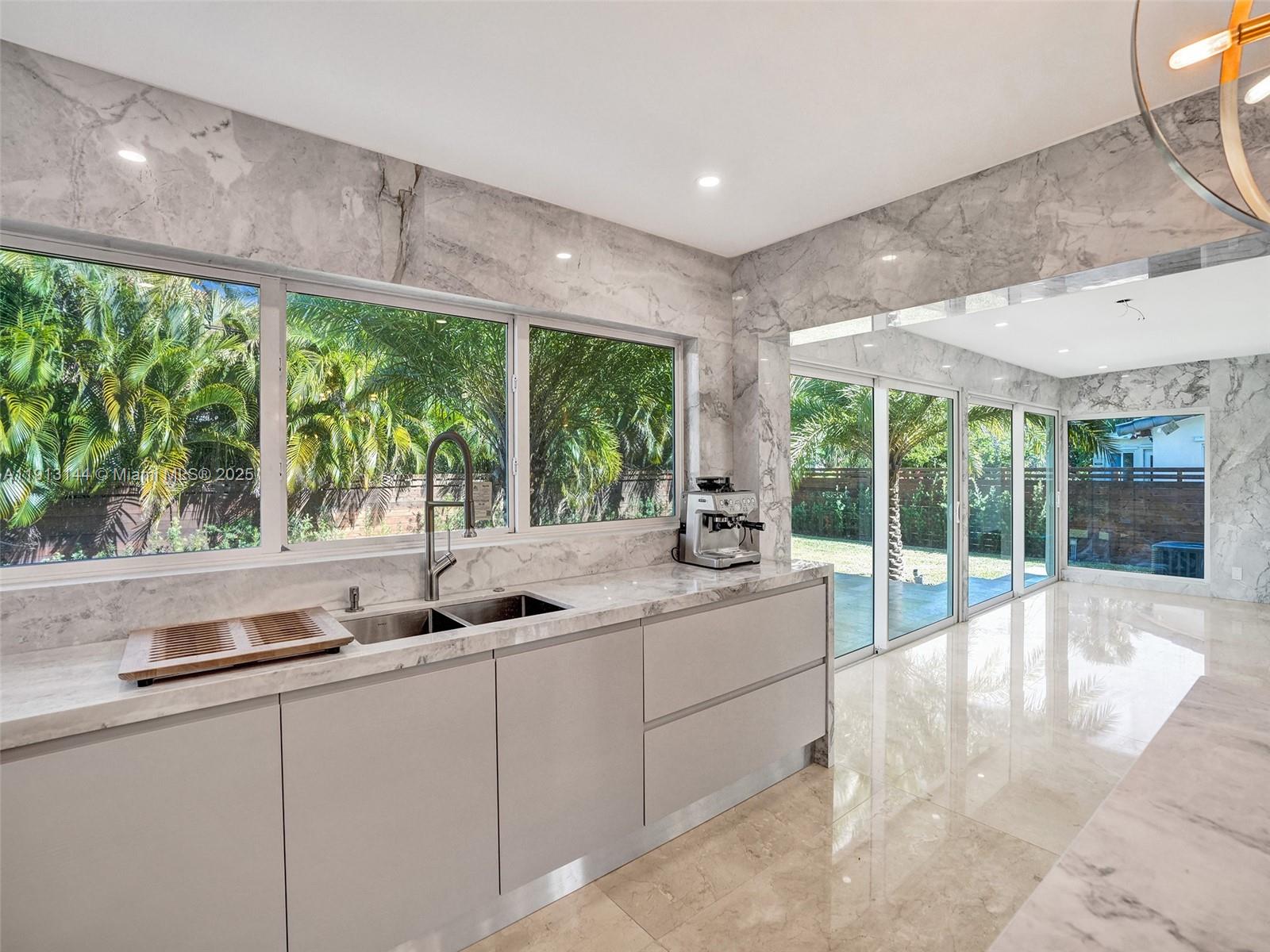 2421 NE 7th Pl Fort Lauderdale, FL 33304