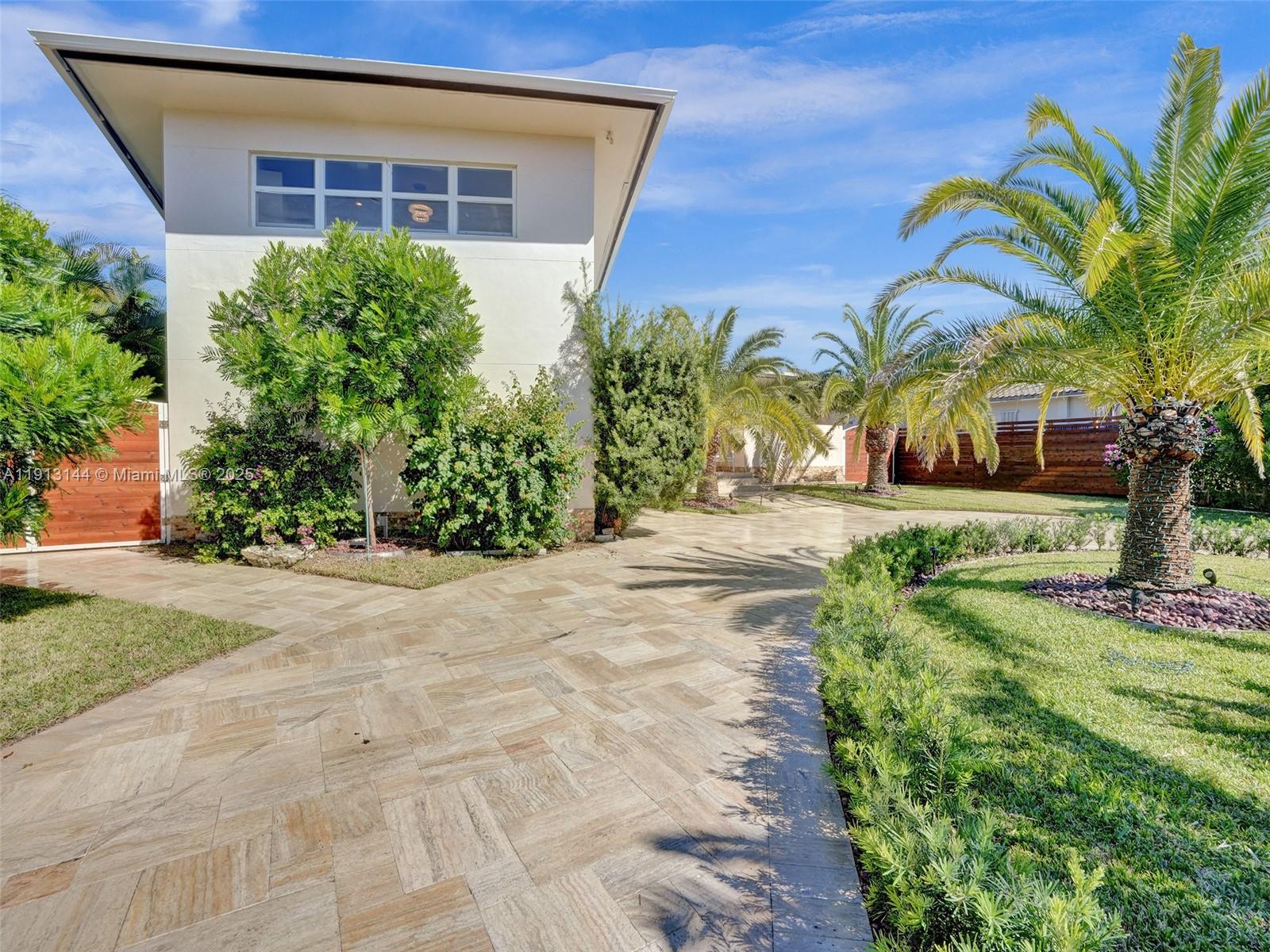 2421 NE 7th Pl Fort Lauderdale, FL 33304