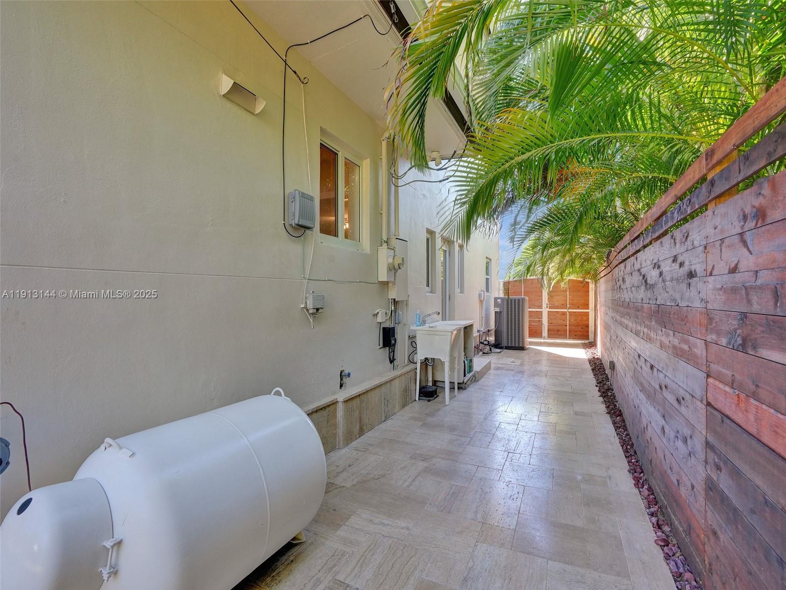 2421 NE 7th Pl Fort Lauderdale, FL 33304