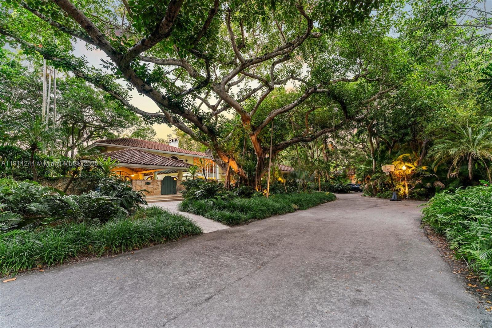 3506 Banyan Cir Miami, FL 33133