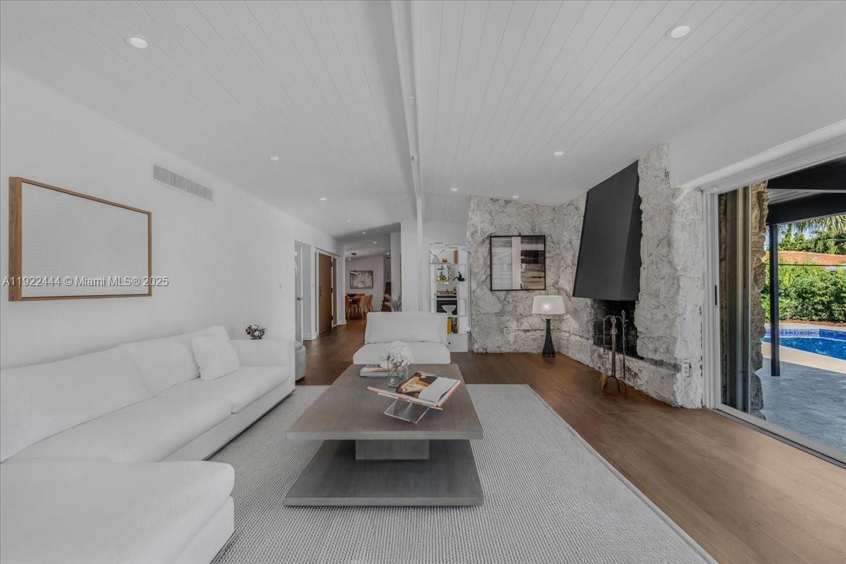 669 S Mashta Dr Key Biscayne, FL 33149