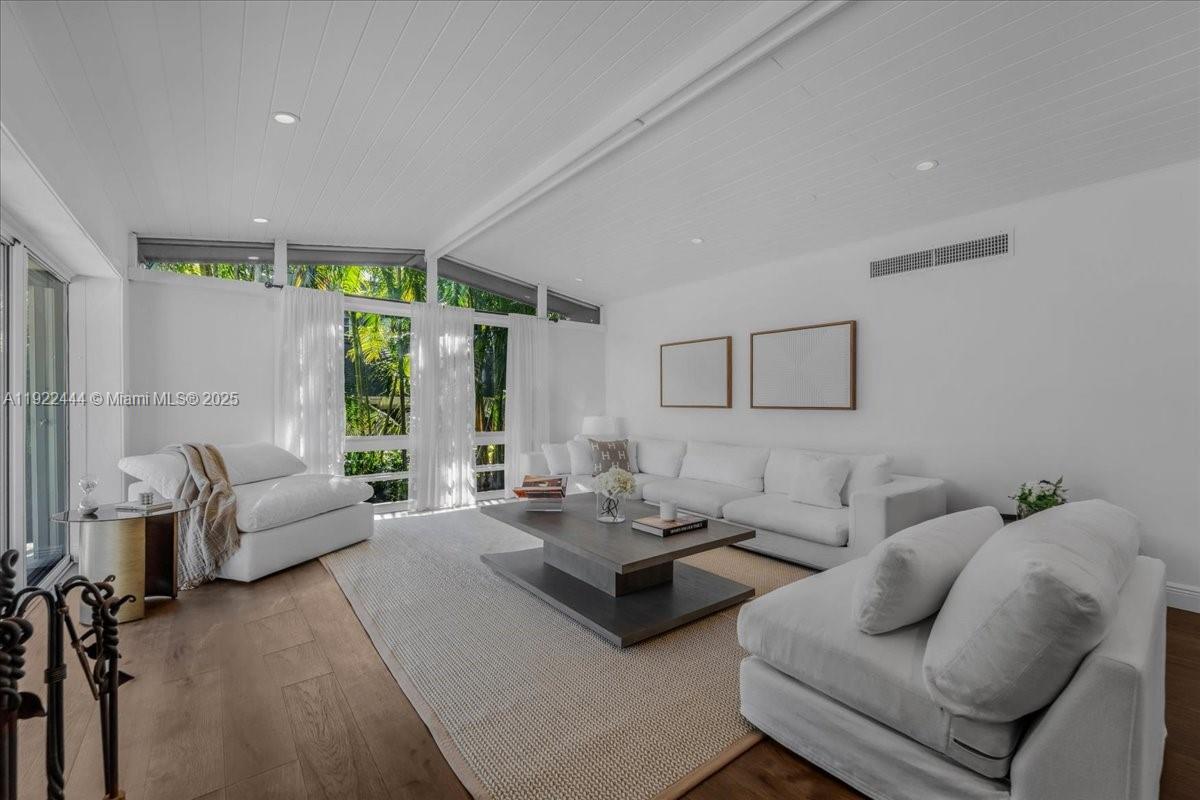 669 S Mashta Dr Key Biscayne, FL 33149